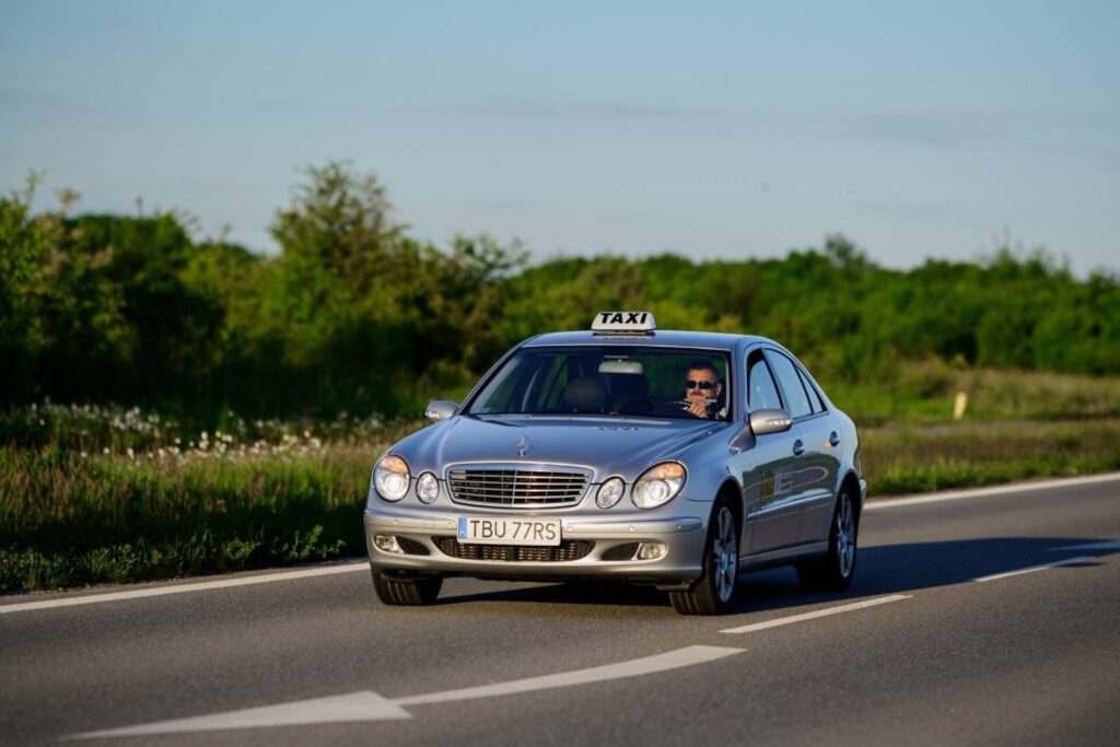 Srebrny Mercedes Taxi nr 10 na drodze w Busku-Zdroju