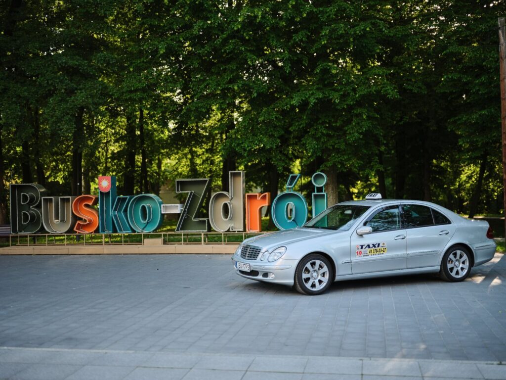 Taxi Busko-Zdrój przy napisie Busko-Zdrój